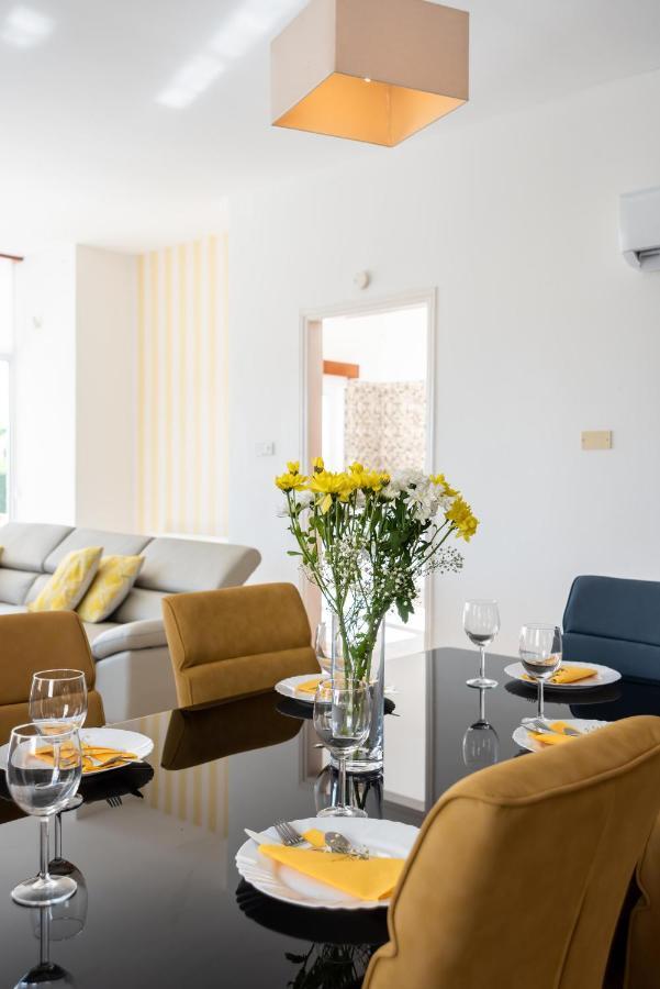Villa Savoya Sunrise By Ezoria Villas Coral Bay Exterior foto